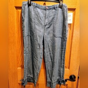 NWT--Emma James Casual Denim Capri Pants, Cropped